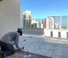 Assentamento de piso antiderrapante das Coberturas